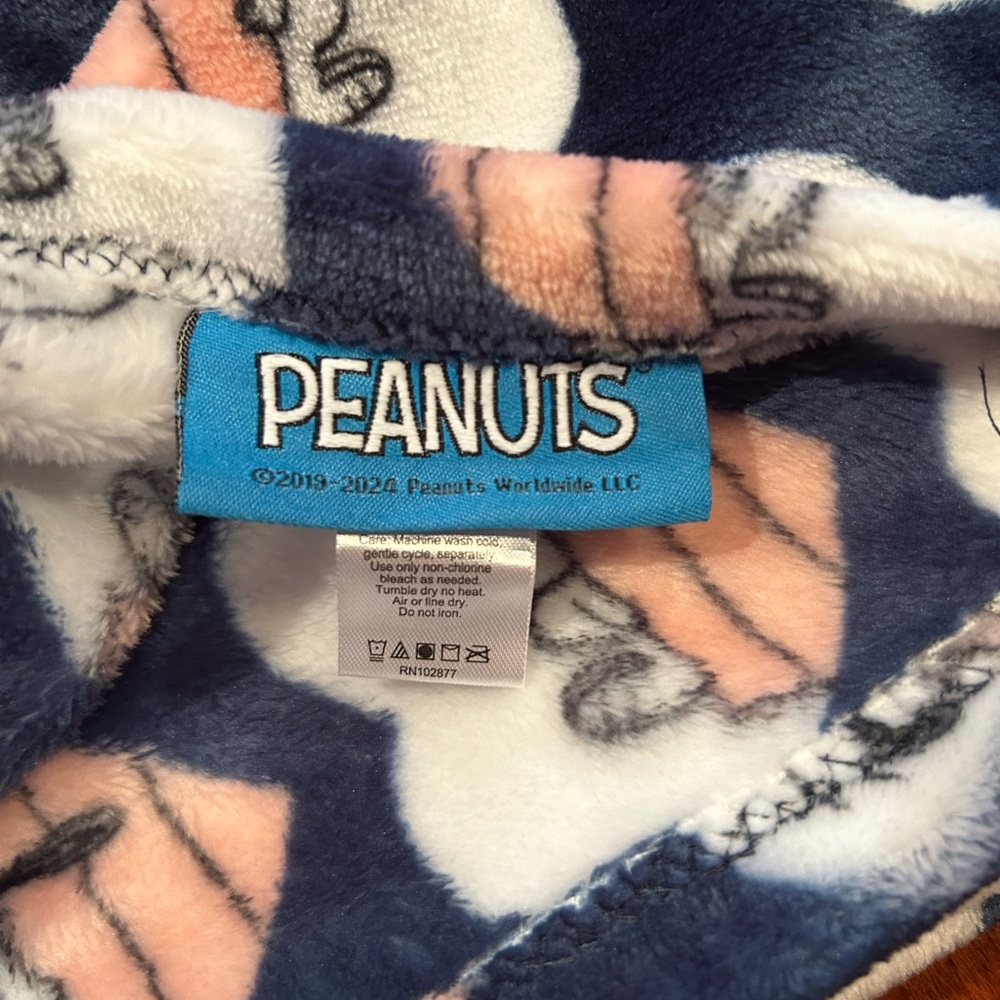 Berkshire Peanuts Valentine’s Lazy Snoopy Hearts Blanket - Picture 5 of 6